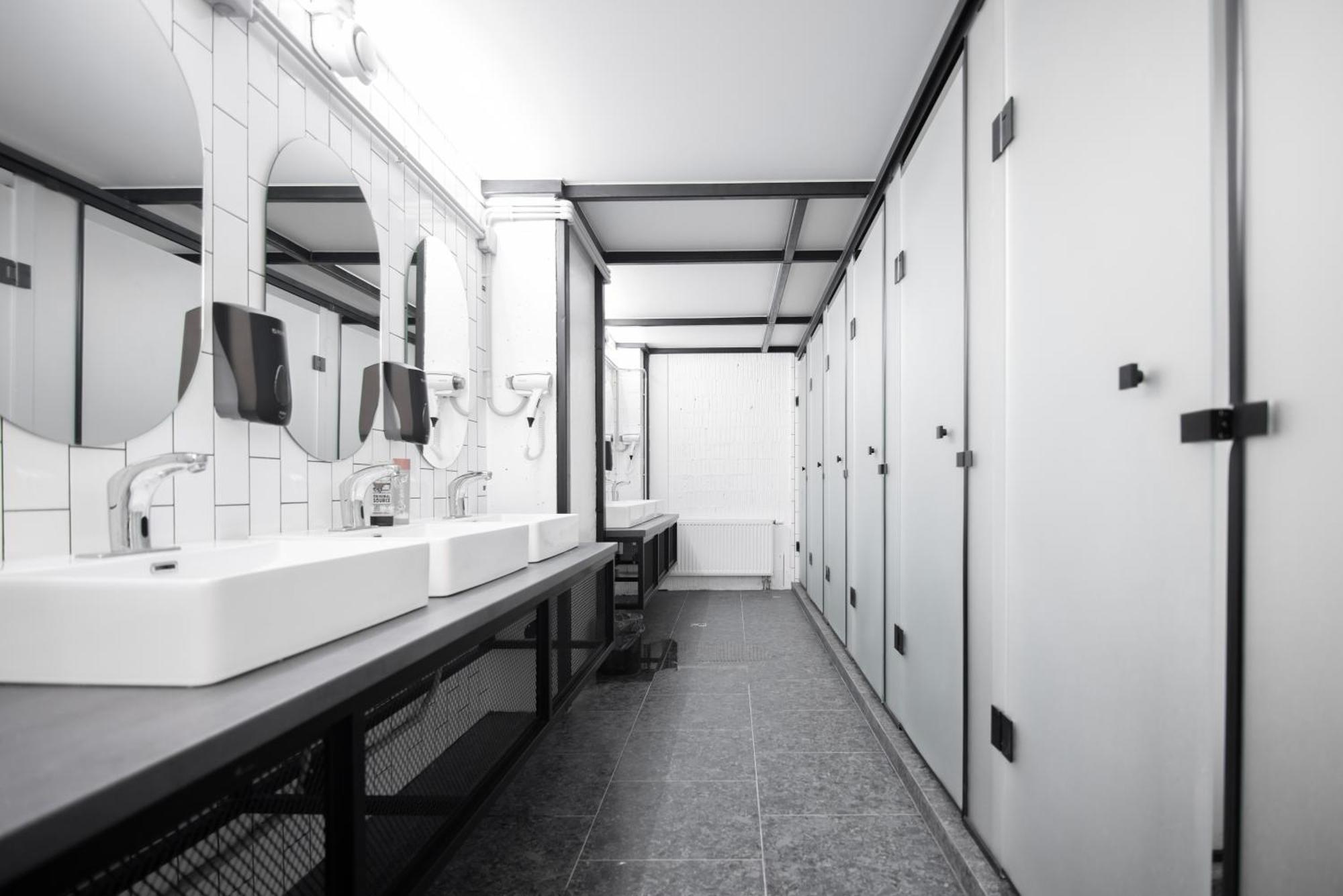 Capsule Hotel Constellation 91 Лвив Екстериор снимка