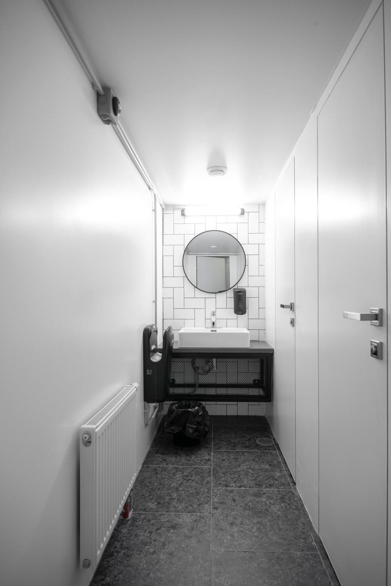 Capsule Hotel Constellation 91 Лвив Екстериор снимка